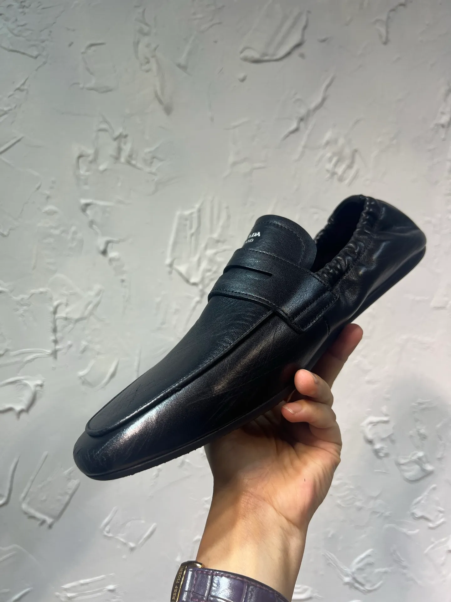 P780 prada derby2025 spring and autumn latest Prada one-legged retro men's loafers, Shuffle hollowed-out men's shoes, upper cowhide, lining and foot cowhide, rubber sole, black and brown 2-color original packaging Code number: 39-46